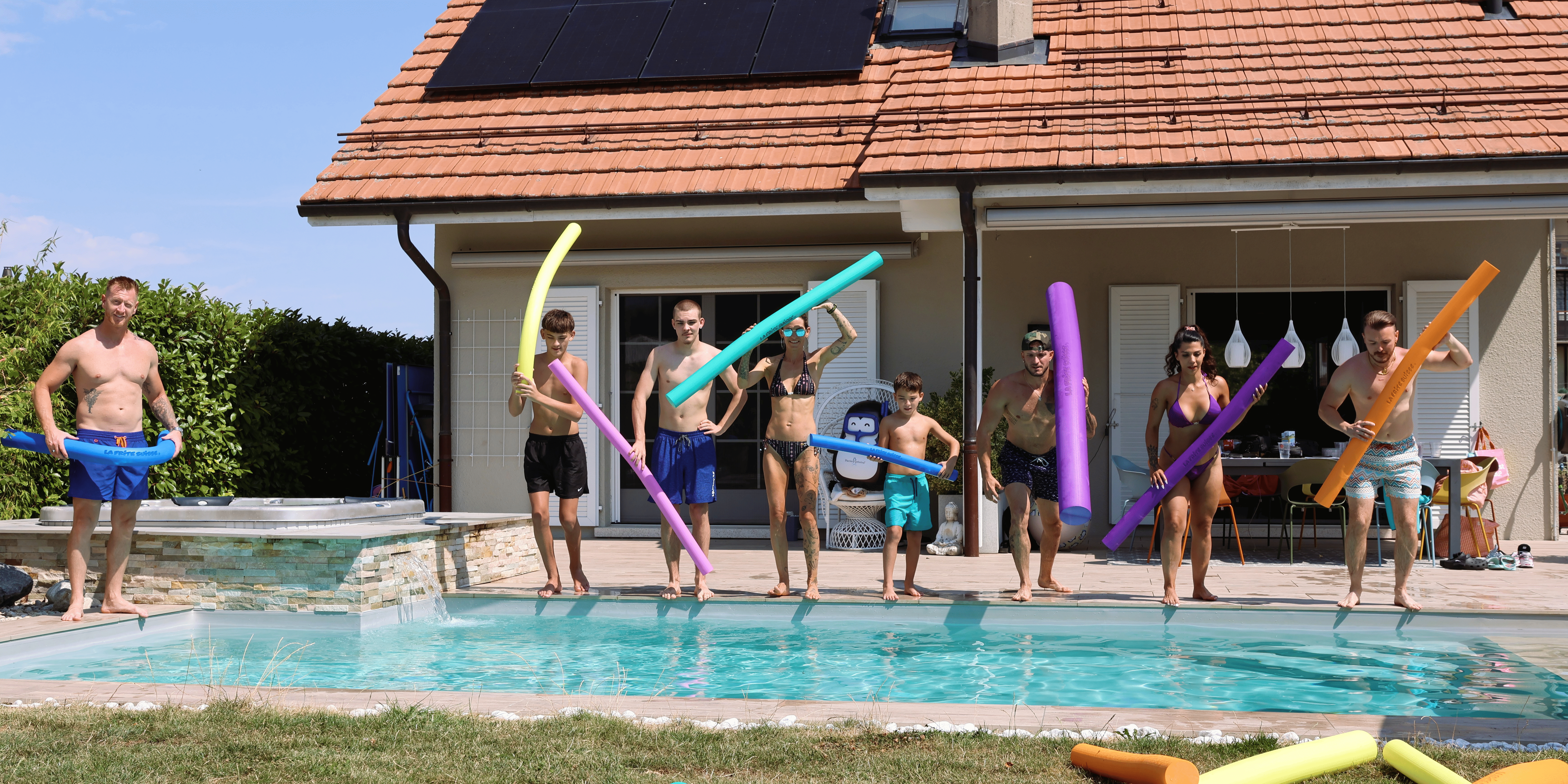 Groupe sautant dans une piscine avec différentes tailles et couleurs de frites